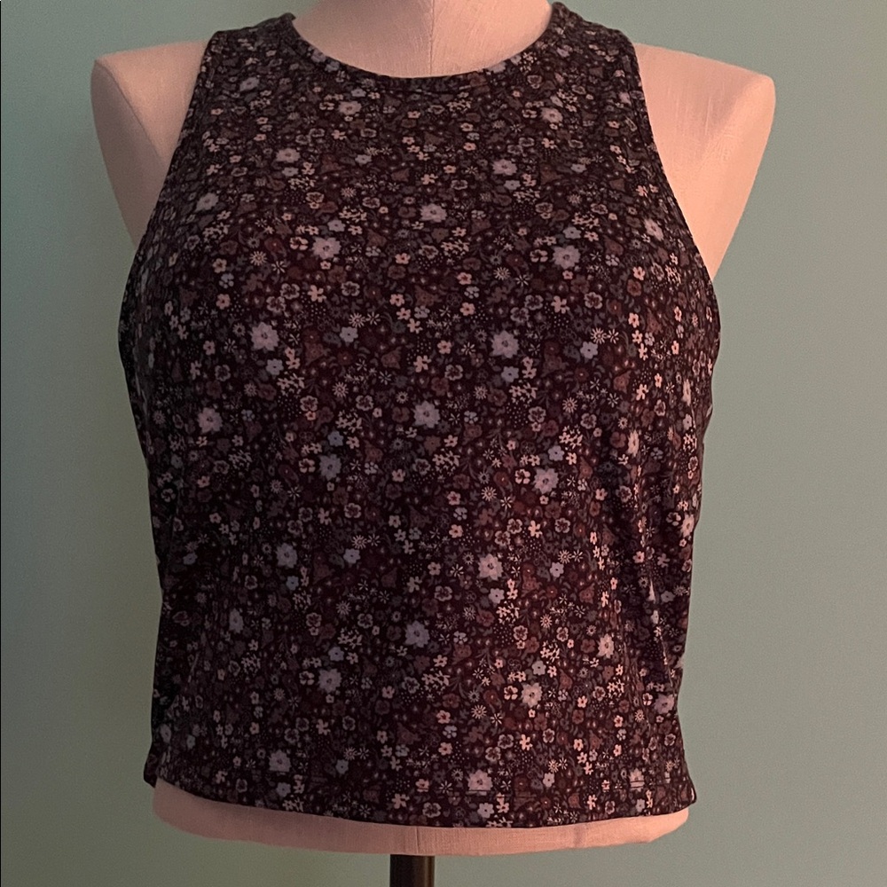Black floral racer back athletic top 
Senita XL